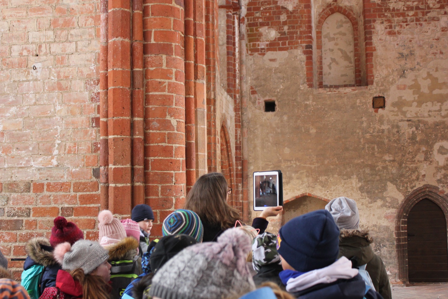 Führung mit dem I-Pad. Eine 3. Klasse im Kloster Chorin. (c) Kloster Chorin