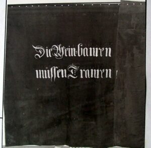 Hambach-Fahne; schwarze Fahne mit der Aufschrift: "Die Weinbauren müssen trauren"